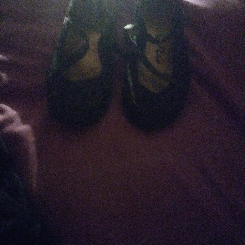 Black skechers size 8