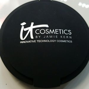 It cosmetics hello light illuminating powder