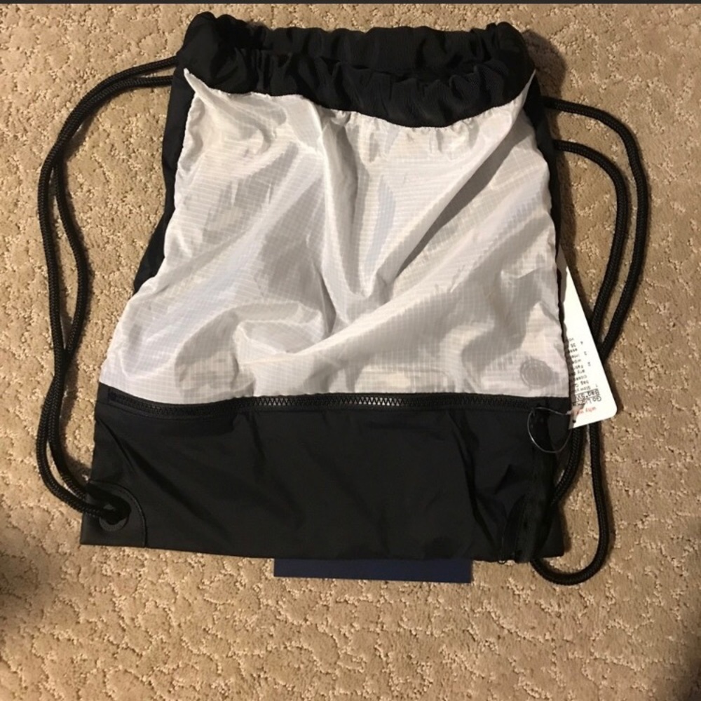 Lululemon go lightly clinch drawstring bag NWT