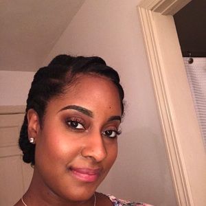 Meet your Posher, Monique