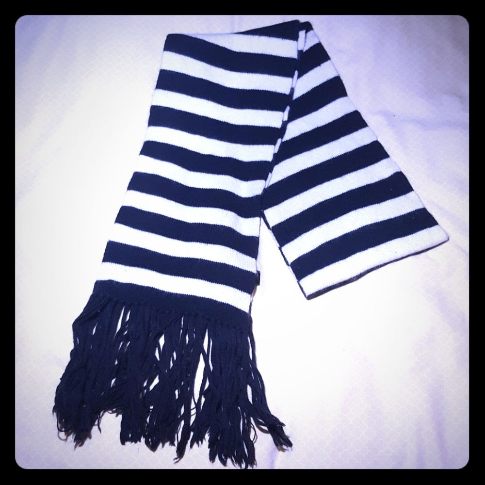 🌹{Express} Black & off White Scarf