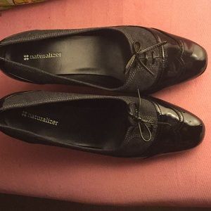 Black & Gray Two -Tone Patent Trim Pumps. Sz 9.5