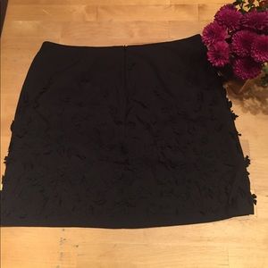 DKNY::::3D Floral Applique Mini Skirt