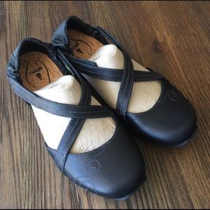 Ahnu women’s Karma Latitude Leather Black sandals