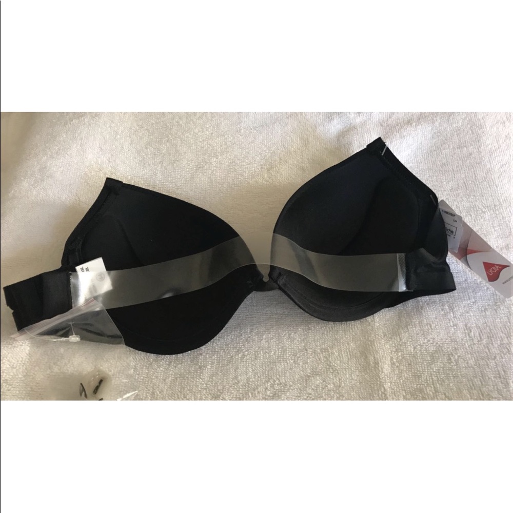 Plastic back bra. All my prices are negotiable 🙏