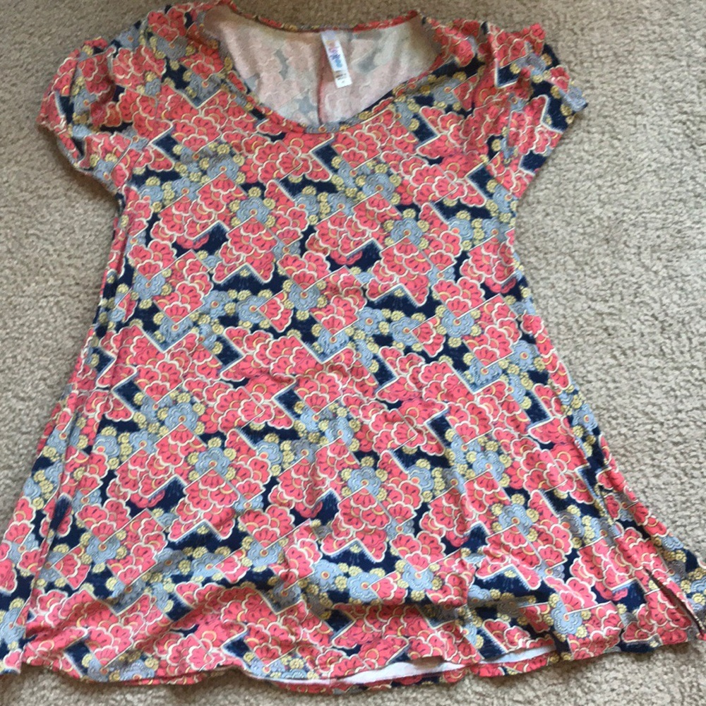 Lula Roe Perfect T in XS.