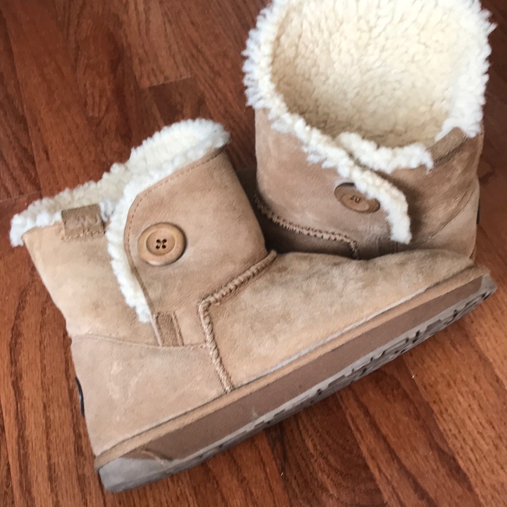 Emu women’s boots- looks like uggs but better!