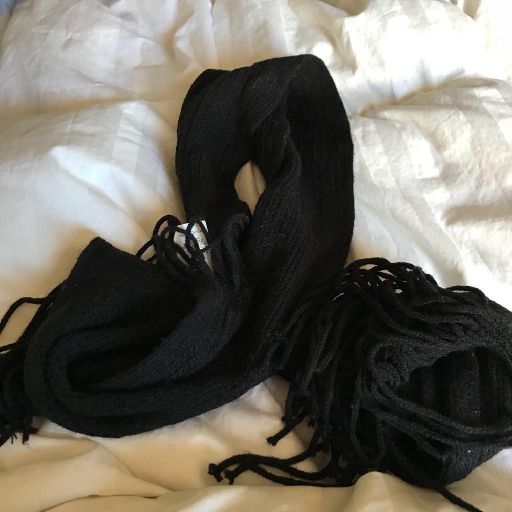 Gap scarf, 100% acrylic, like new GREAT GIFT!!