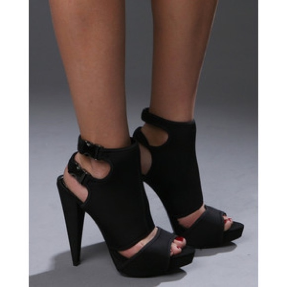report signature heels