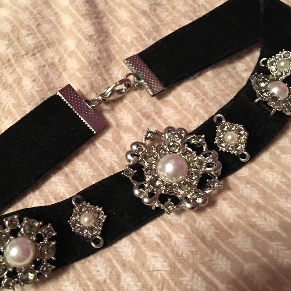 Perfect holiday choker!