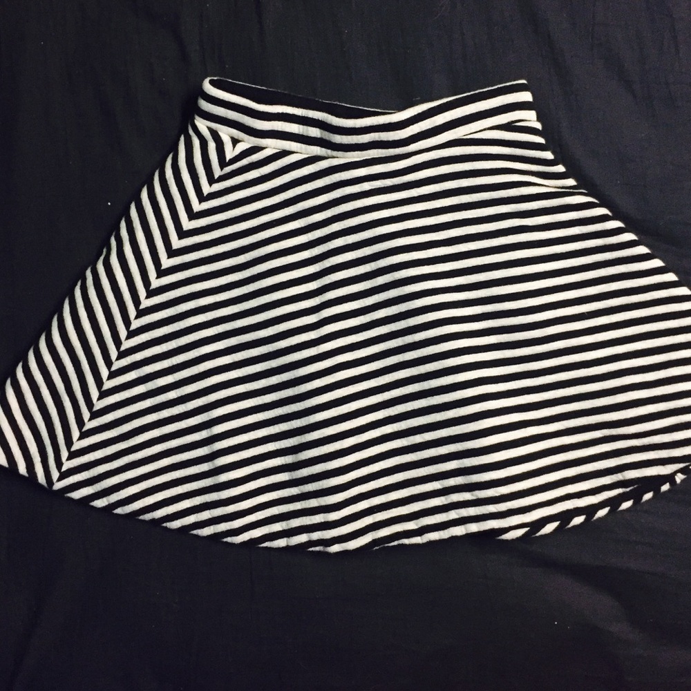 NWOT Gap small skirt black white
