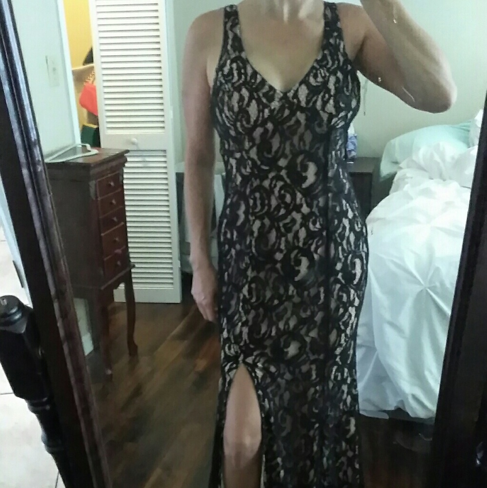 Bcbg sz 6 black and nude lace trumpet gown