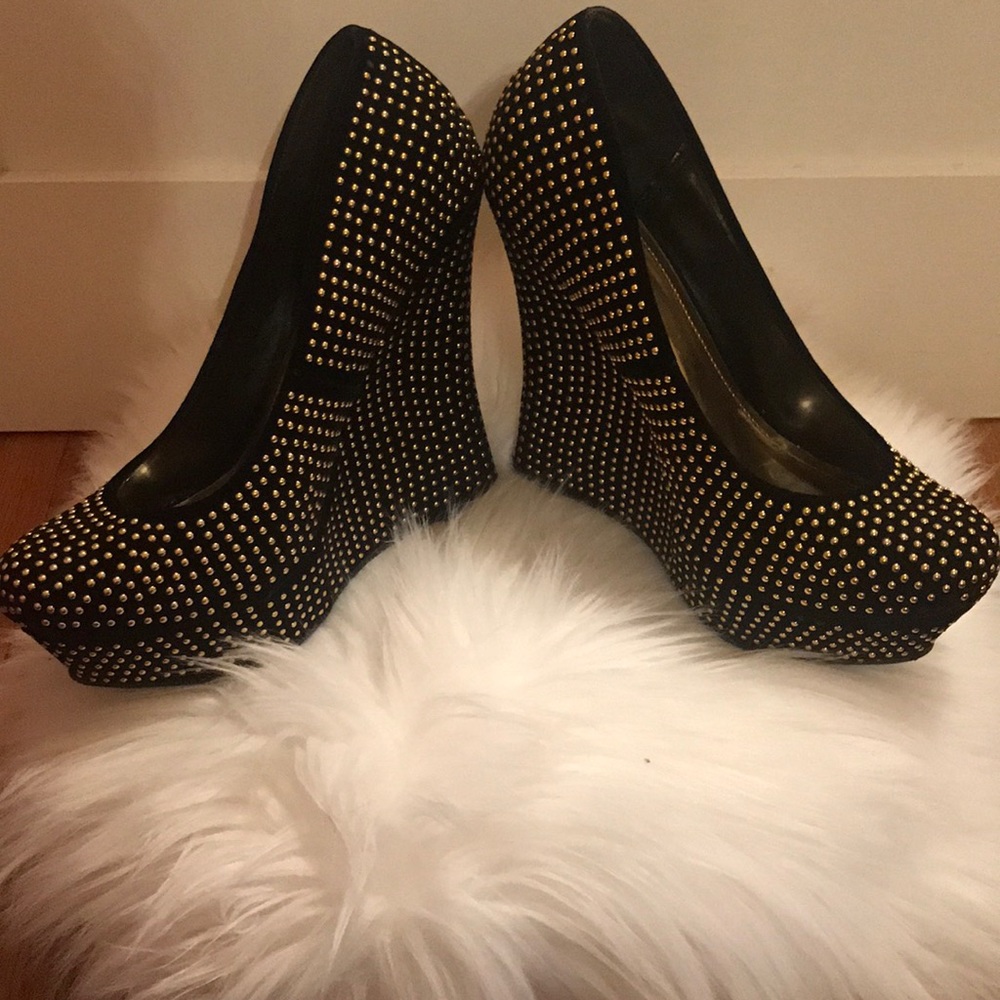 Black suede wedges with a touch of gold!