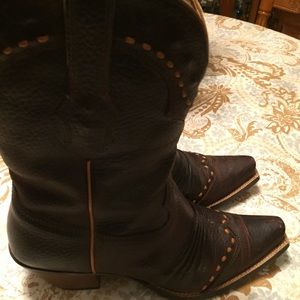 Cowgirls Ariat boots