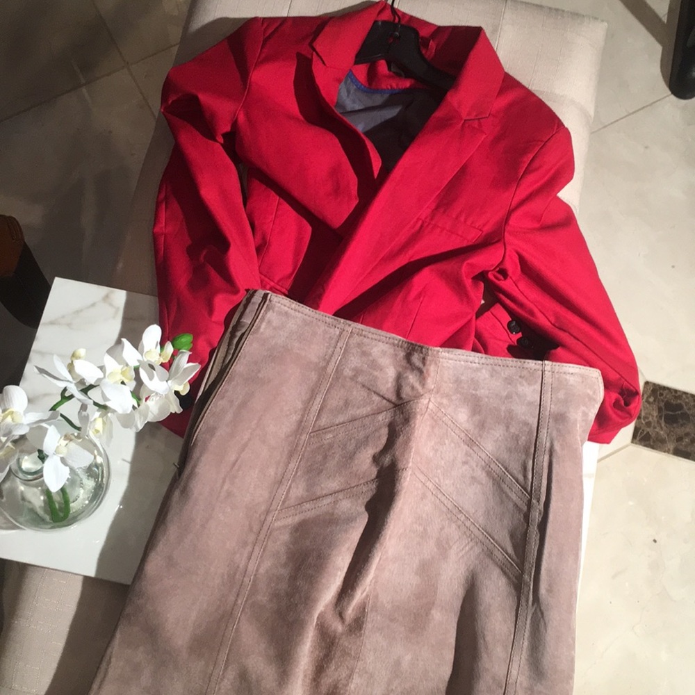 Size 12 100% leather skirt made by CHIA.