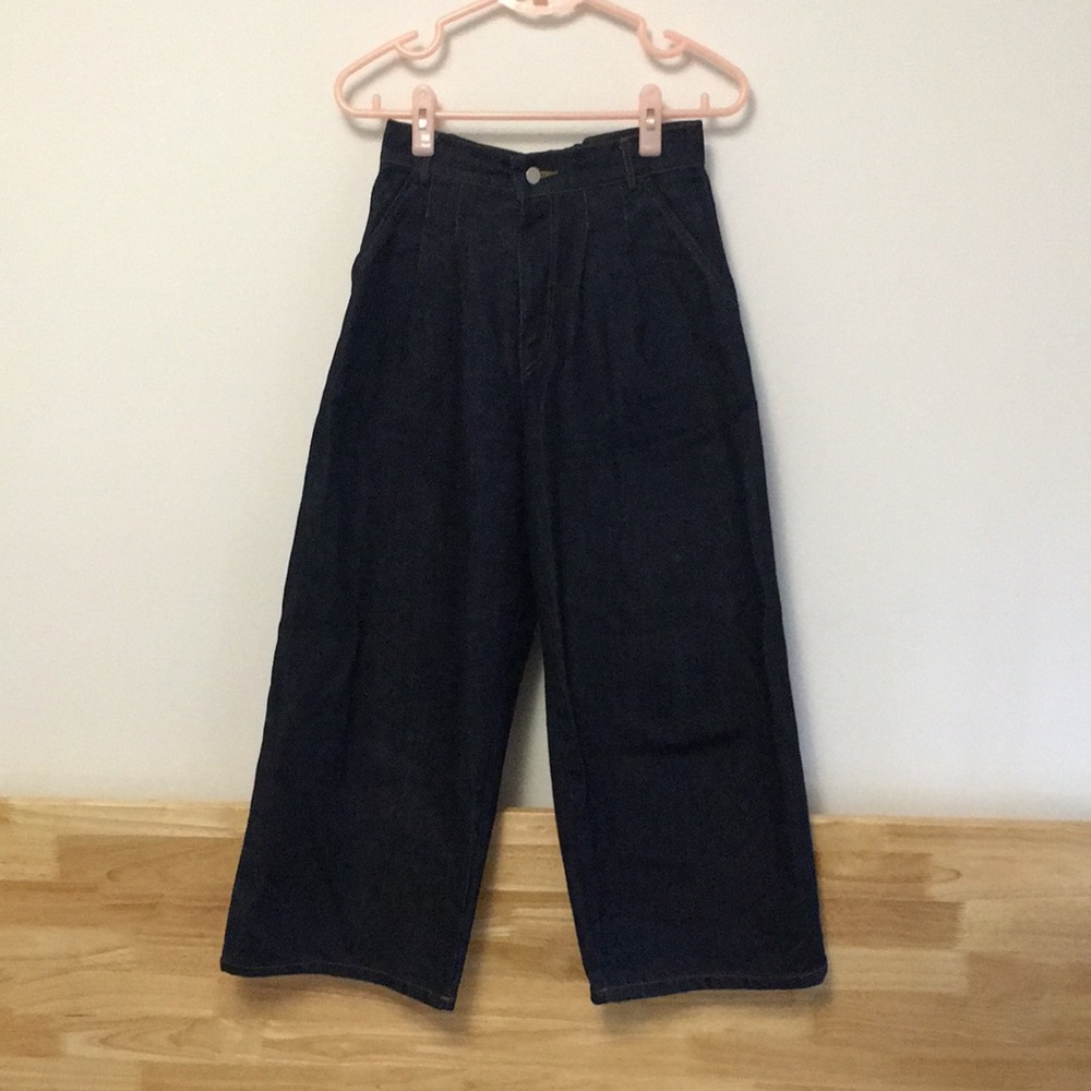 Adjustable vintage  high waist wide leg jeans.