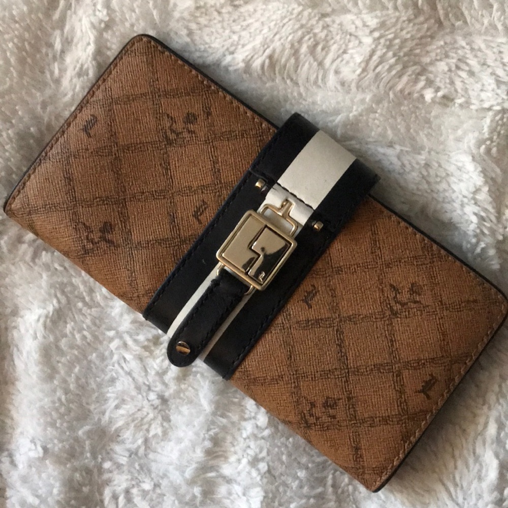 LAMB wallet by Gwen Stefani