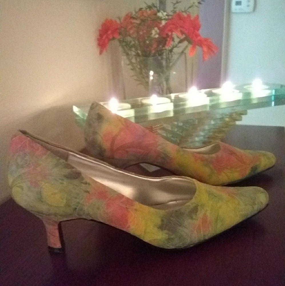 Bundle 2 items for $30, "BELLI"SUEDE PUMPS!