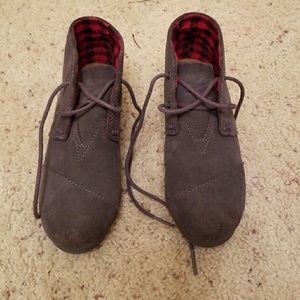 Little girl Toms ankle booties