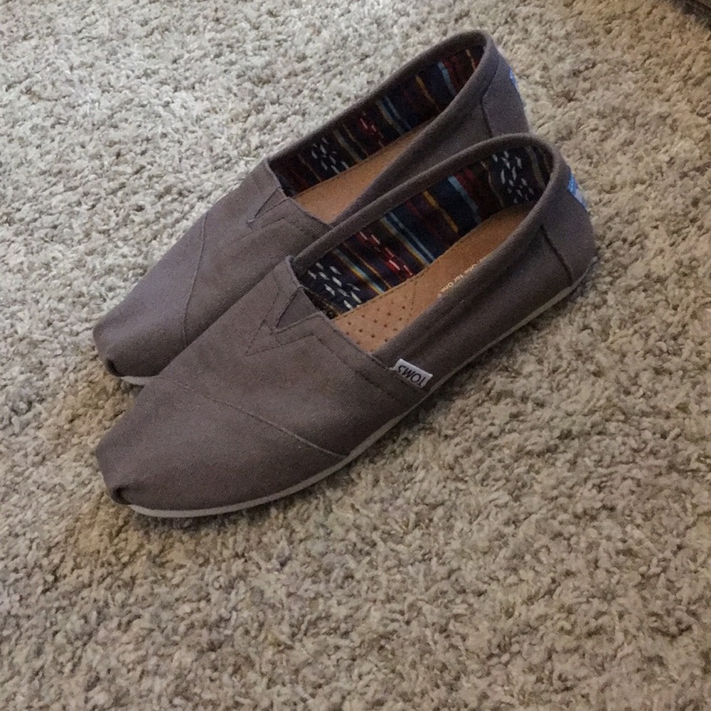 Size 8 Gray women’s Toms classic slip on