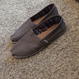 Size 8 Gray women’s Toms classic slip on