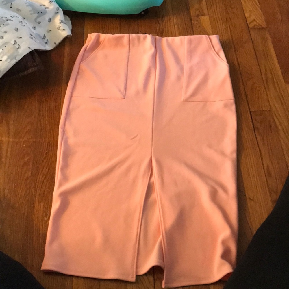 Pencil skirt with pockets and split