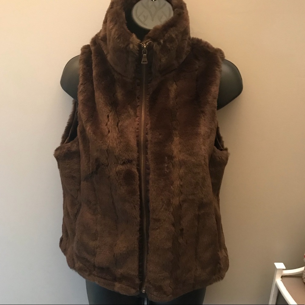 Faux fur vest with zipper Medium