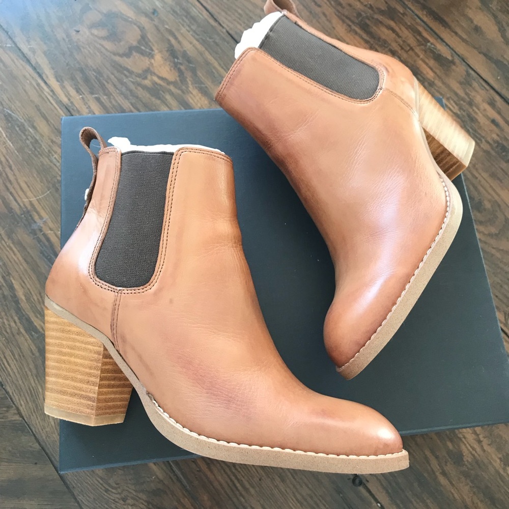 NWT Tony Bianca “London” bootie in tan albany