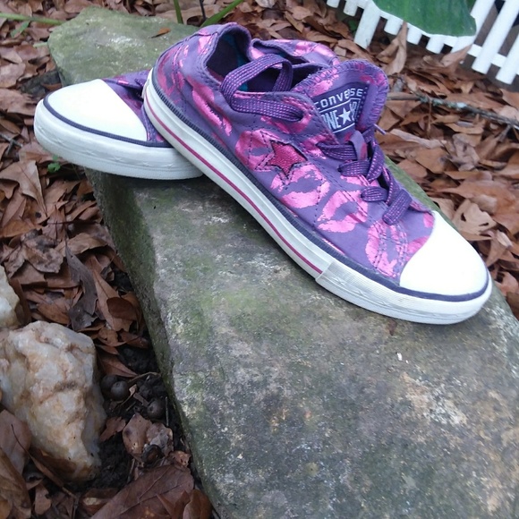 🍒Sold🍒Girls one star chucks - Picture 1 of 3