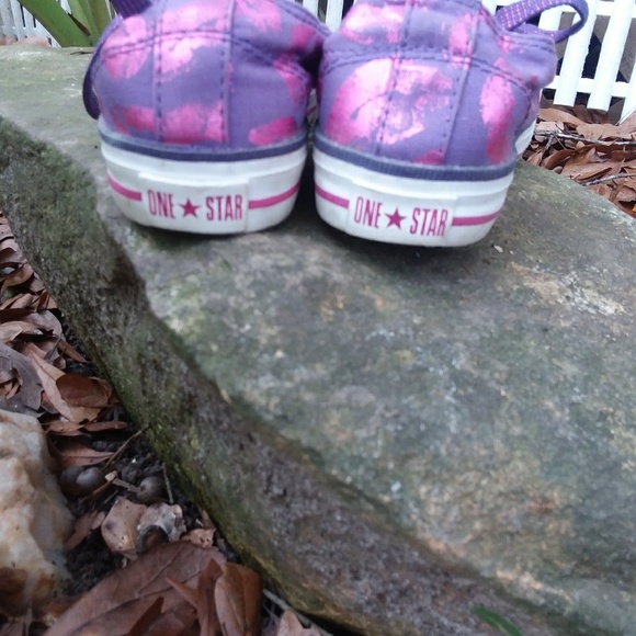 🍒Sold🍒Girls one star chucks - Picture 2 of 3