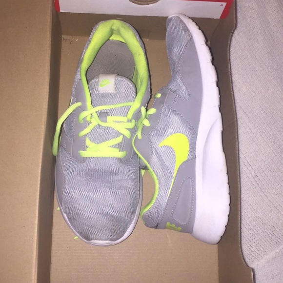 Nike shoes - Picture 1 of 3