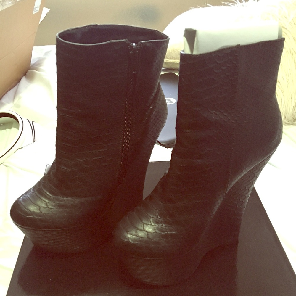 Black wedges size 8 PRICE FIRM‼️