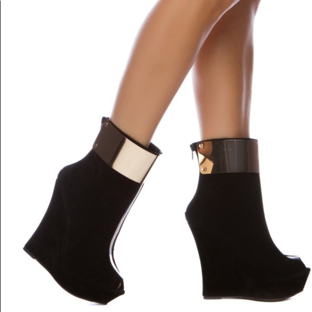 Black wedges size 8 PRICE IS FIRM‼️