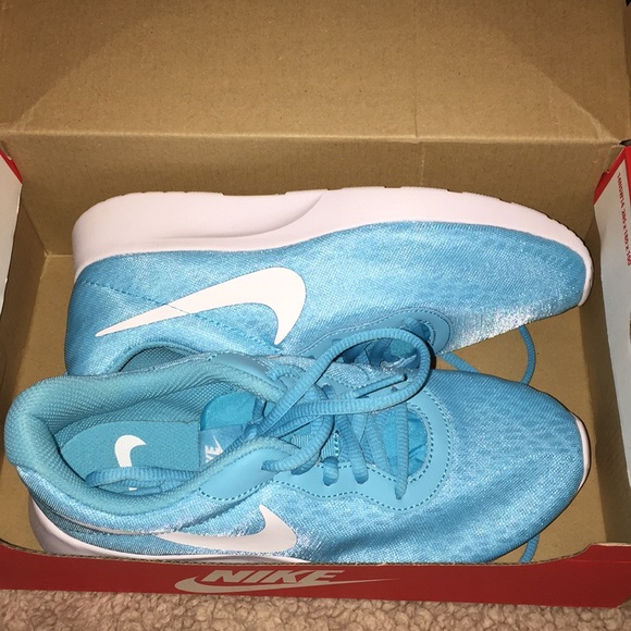 Nike Shoes - 💙OFFER ME💙 NWT NIKE • Woman's Tanjun Sneakers