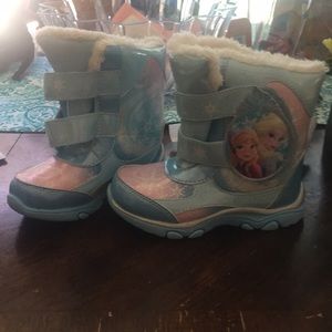Frozen snow boots sz 8
