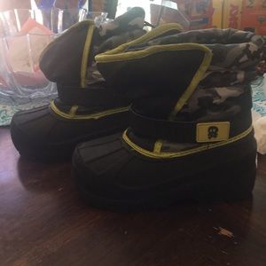 Boys snow boots size 11