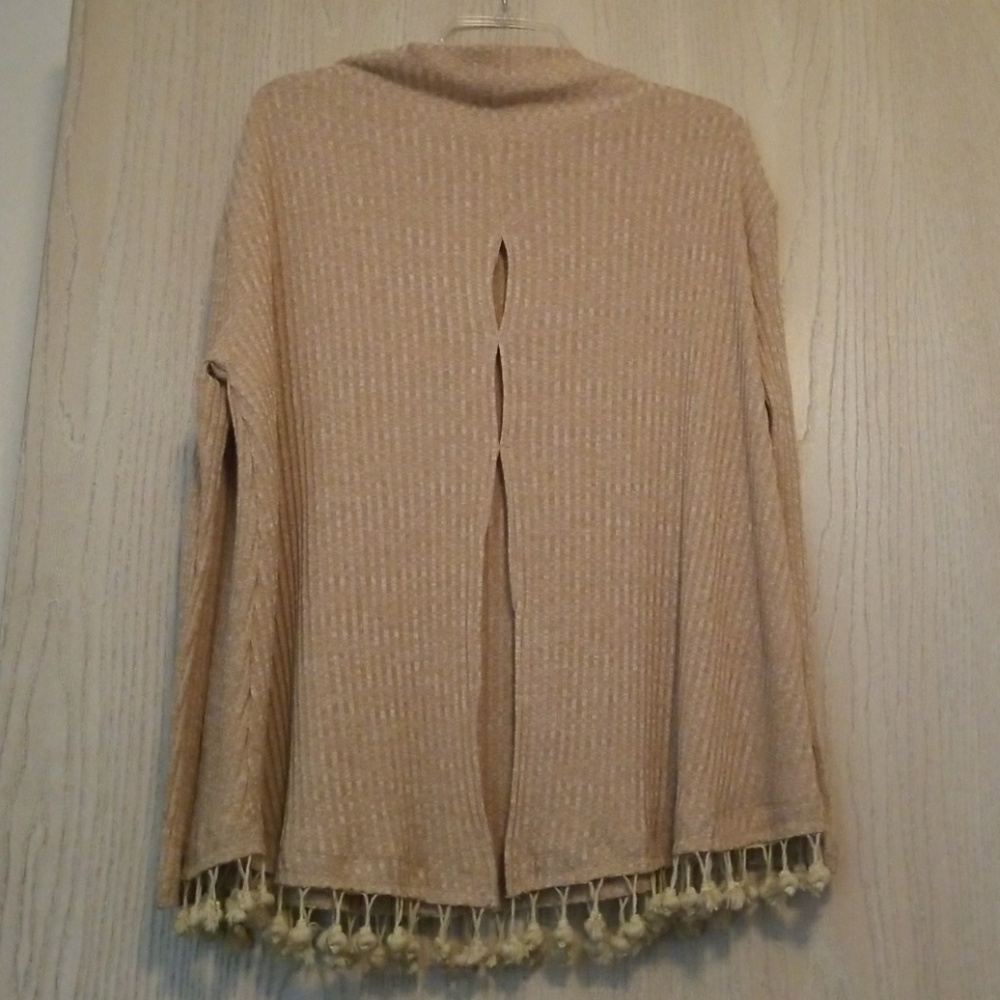 Sweater wit back cut out