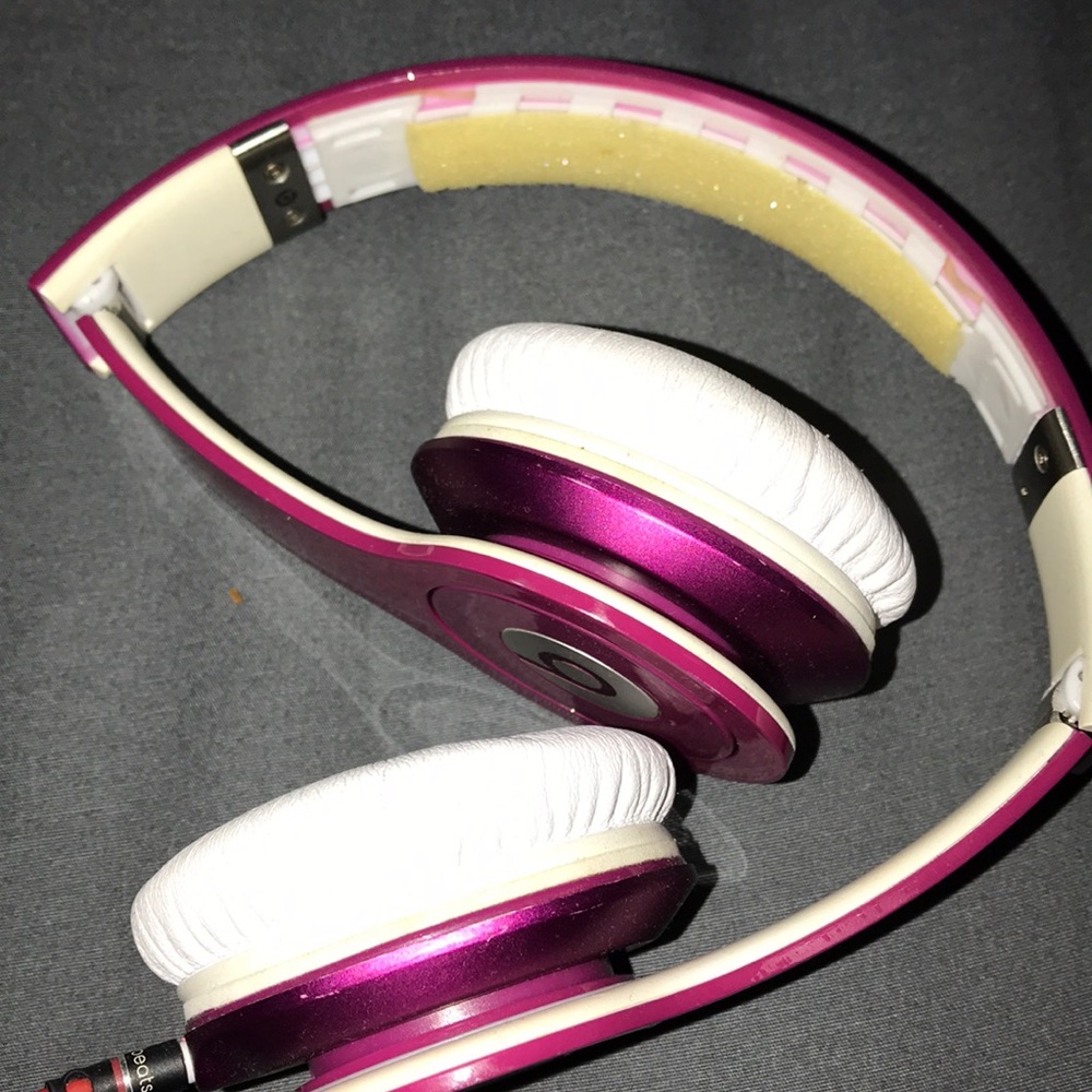 Pink BEATS headphones missing piece