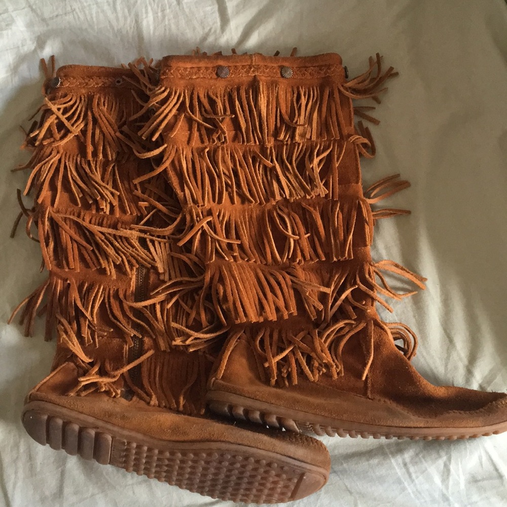Minnetonka fringe boots size 10