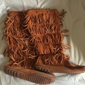 Minnetonka fringe boots size 10