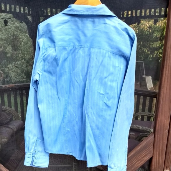 I.E. Soft Blue Long sleeve button down top Sz M - Picture 3 of 5
