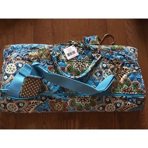 VERA BRADLEY garmet bag!💙