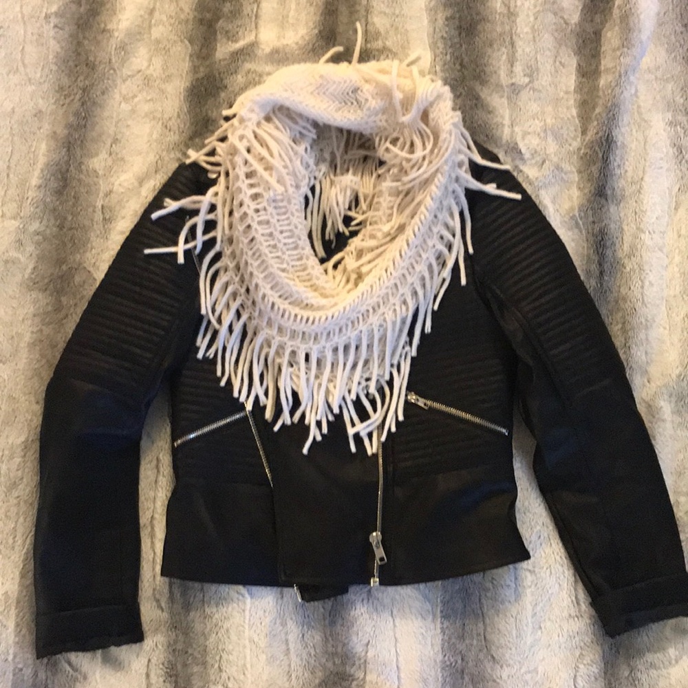 White fringe infinity scarf 🧣