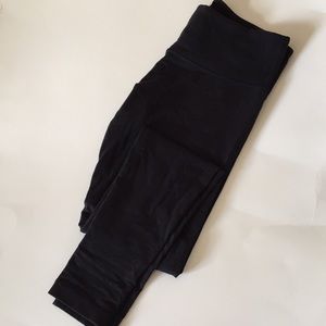 Black wonder under leggings