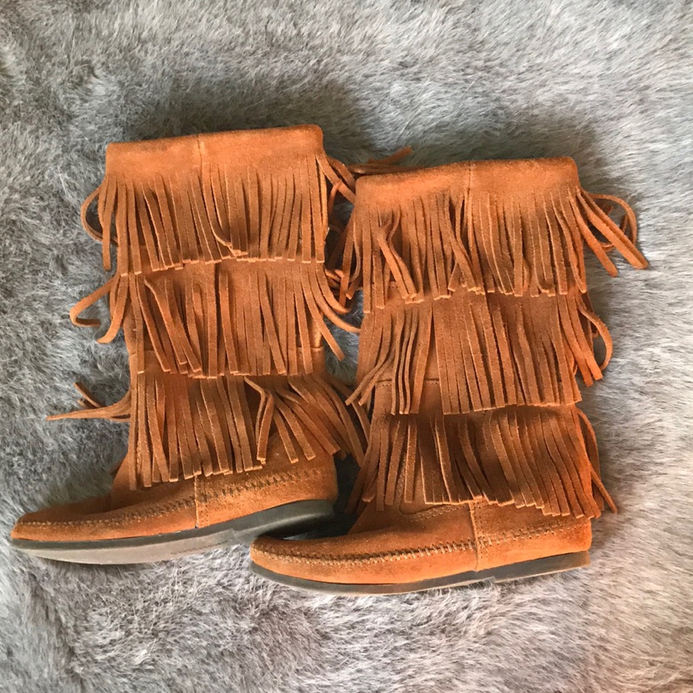 Size 6 Minnetonka fringe boots