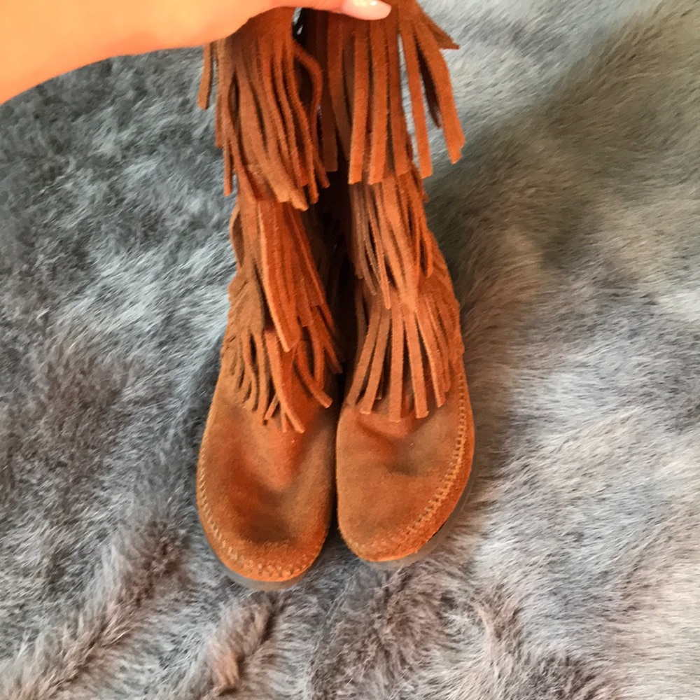 Size 6 Minnetonka fringe boots - Picture 2 of 3