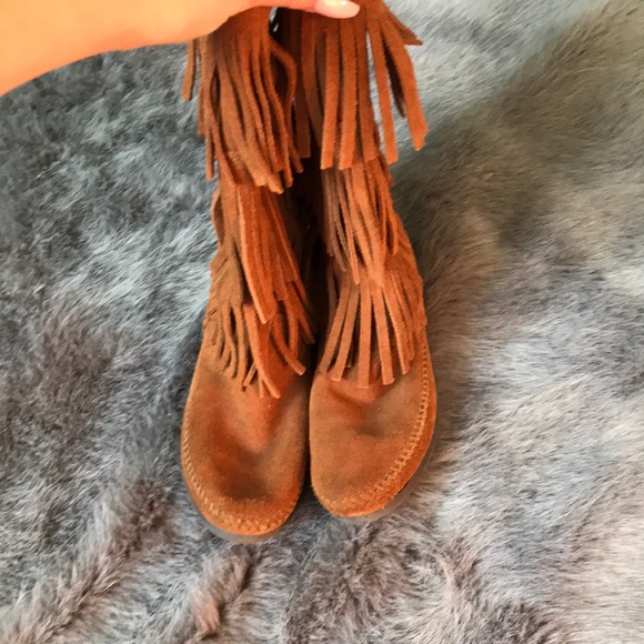 Size 6 Minnetonka fringe boots - Picture 2 of 3