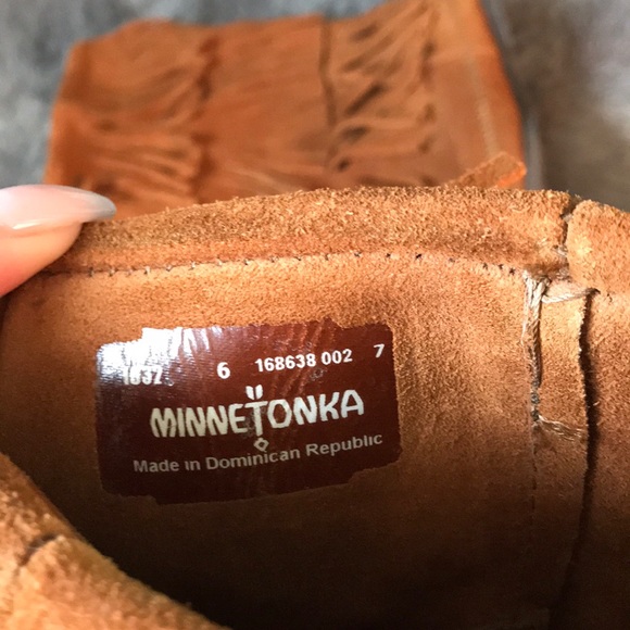 Size 6 Minnetonka fringe boots - Picture 3 of 3