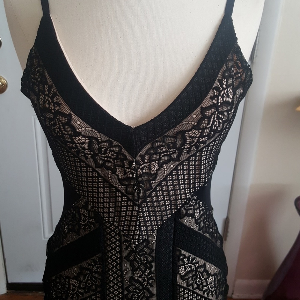 *SOLD* Lace Guess dress - Picture 6 of 6