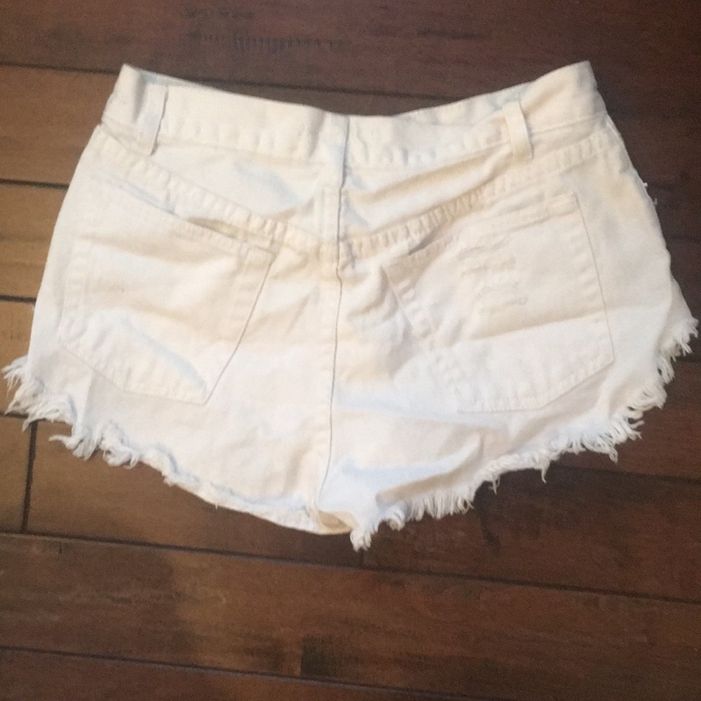 White shorts - Picture 2 of 3